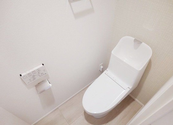 トイレ　落ち着いた色調のトイレです