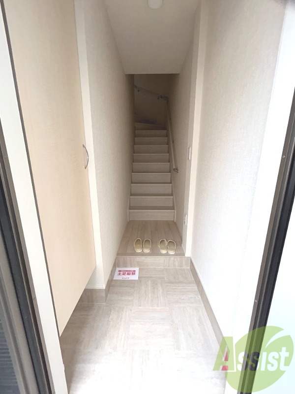 玄関　玄関からはこんな感じ。階段を上がってお部屋に入ります。