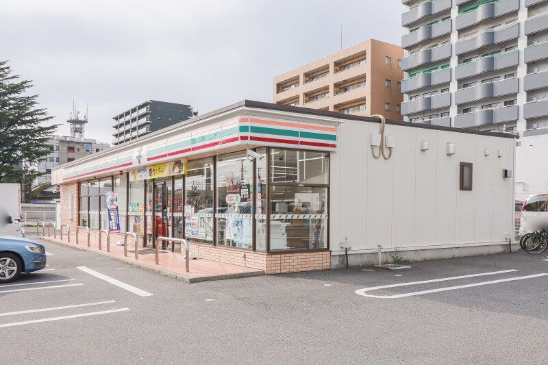 コンビニ　セブン-イレブン 新伊勢崎駅前店（コンビニ）まで688m