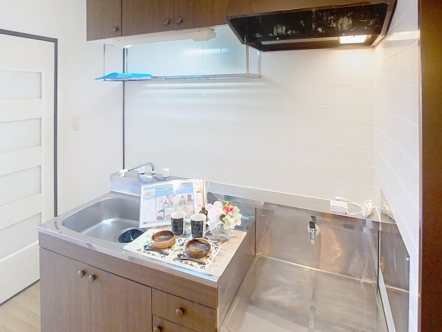 キッチン　掲載写真は同型モデルを掲載しており実際のお部屋と仕様等が異な