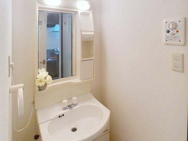 洗面設備　掲載写真は同型モデルを掲載しており実際のお部屋と仕様等が異な