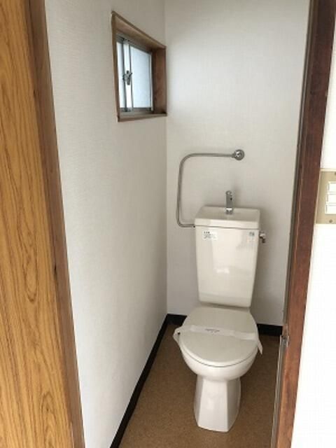 トイレ　白基調で清潔感のあるトイレです♪