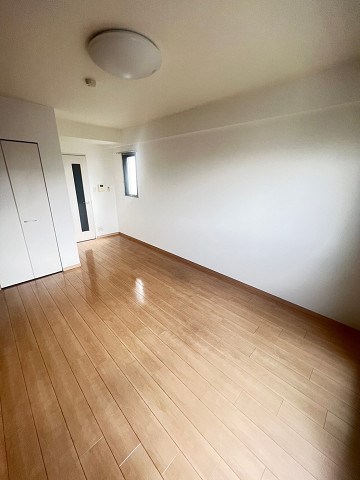その他部屋・スペース　開放的な寝室です