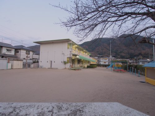 幼稚園・保育園　中野保育園（幼稚園・保育園）まで818m