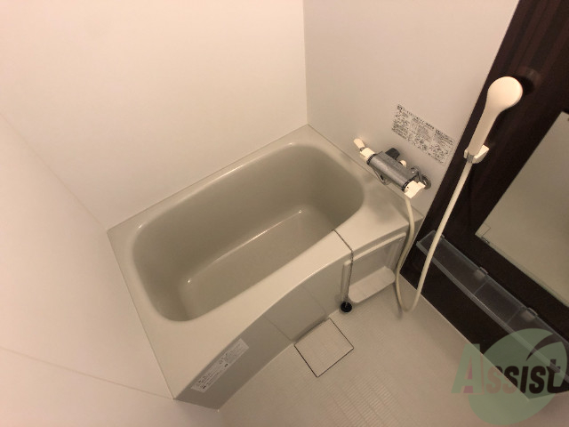 バス・シャワールーム　こちらはお風呂。一日の疲れをここで癒してください。