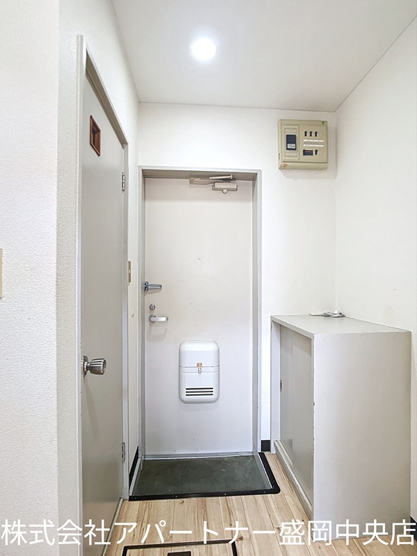 玄関　※画像は202号室です。