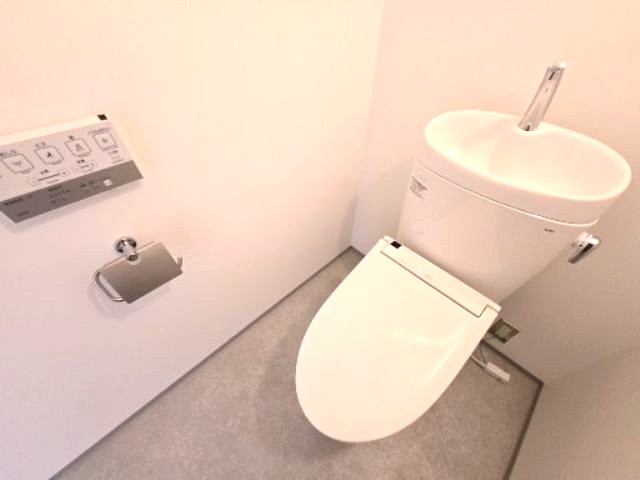 トイレ　温水洗浄便座付きです