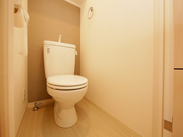 トイレ　落ち着いた色調のトイレです