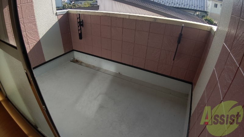 バルコニー　南向きで陽当たりがいいのでお洗濯ものもはかどりそうです