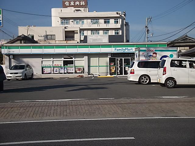 コンビニ　ファミリーマート（コンビニ）まで818m