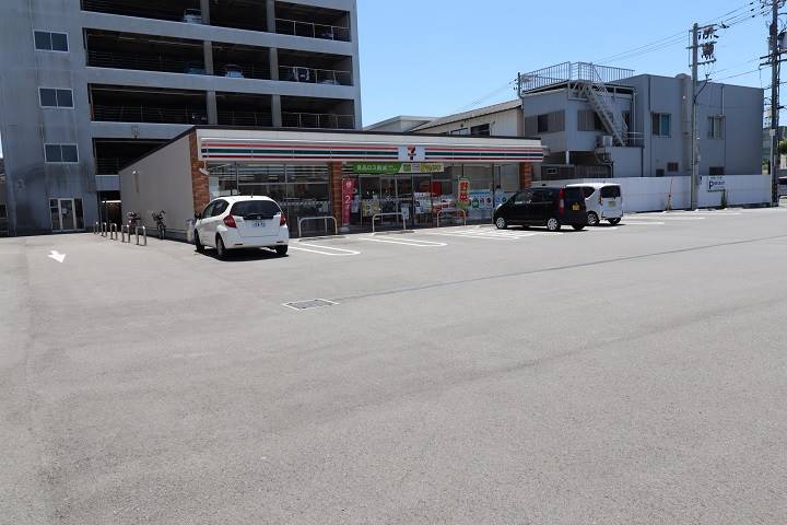 コンビニ　セブンイレブン（コンビニ）まで671m