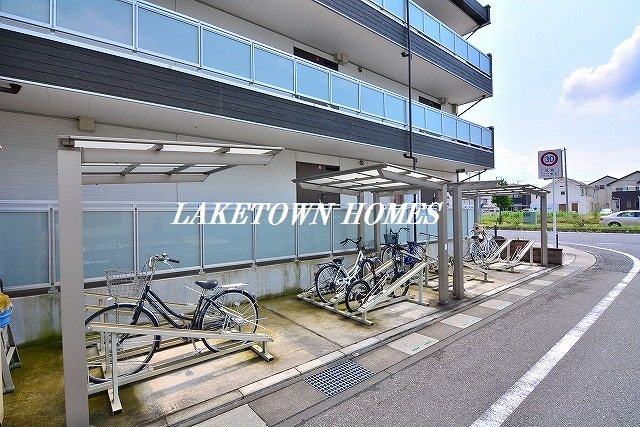 その他共有部分　敷地内に屋根付きの駐輪場があります。宅配ボックスもあります。