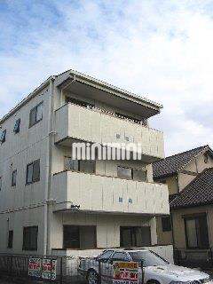 建物外観　３階建ての建物です。