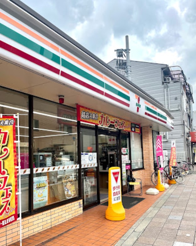 コンビニ　セブンイレブン JR放出駅西店（コンビニ）まで566m