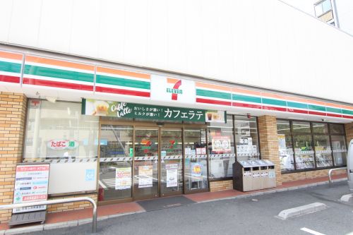 コンビニ　セブン－イレブン足立東綾瀬３丁目店（コンビニ）まで395m