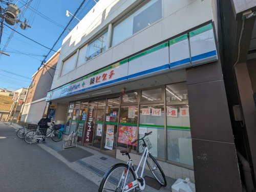 コンビニ　ファミリーマート 薬ヒグチ弥刀駅前店（コンビニ）まで75m