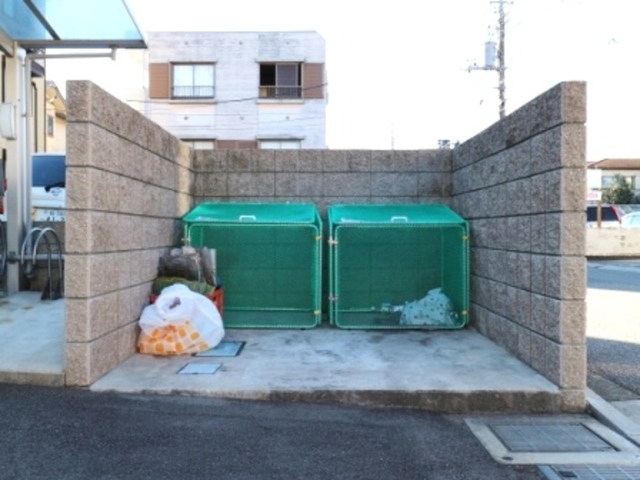 エントランス　敷地内ゴミ置場