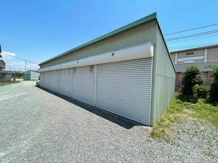 駐車場　ガレージが月額11 000円(税込)で契約可能です。敷地内駐