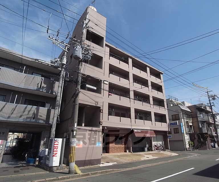 エントランス　正面からの外観です。
