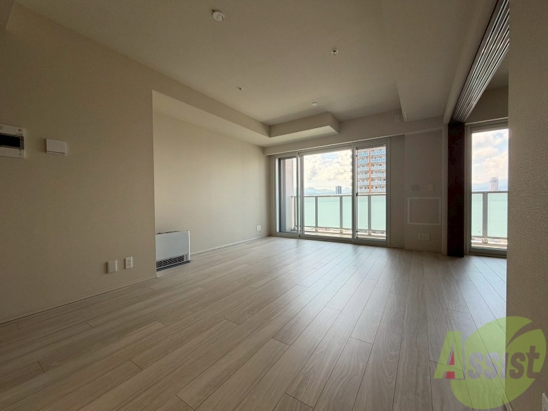 居室・リビング　木目のフローリングは落ち着きのある印象のお部屋になりますね。