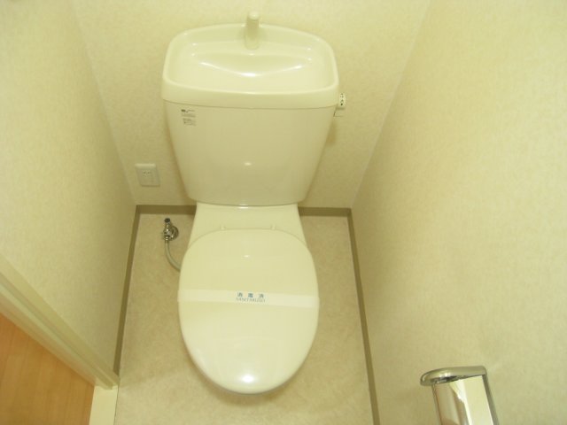 トイレ　同物件別号室の写真です。
