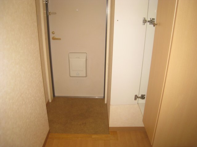 玄関　同物件別号室の写真です。
