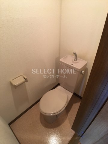 トイレ　落ち着いた色調のトイレです