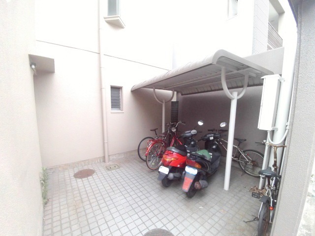 その他共有部分　敷地内には屋根付きの駐輪場もあります