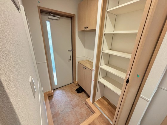 玄関　※別号室の写真です。