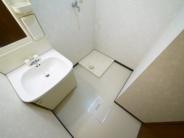 洗面設備　明るい洗面所です