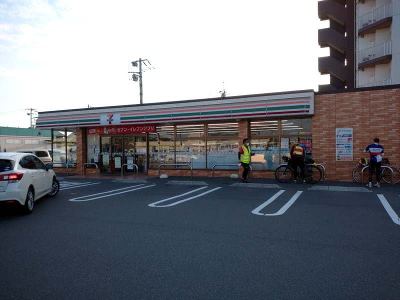 コンビニ　セブンイレブンひたち野うしく西３丁目店（コンビニ）まで1525m