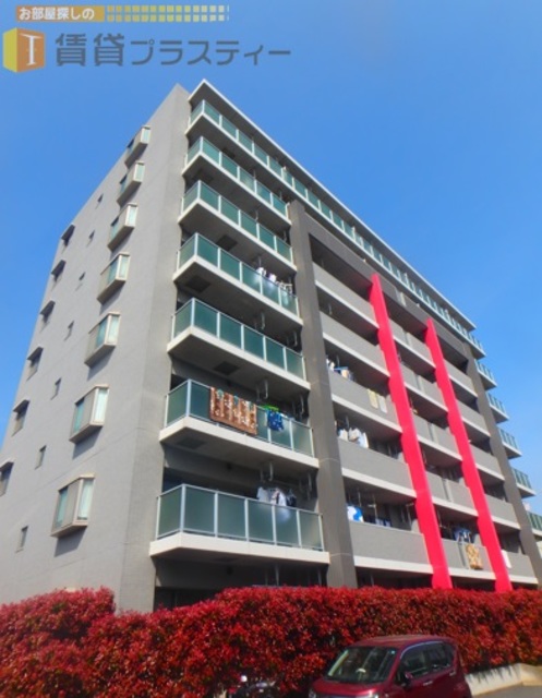 建物外観　赤ラインがポイントのお洒落な外観のマンション。