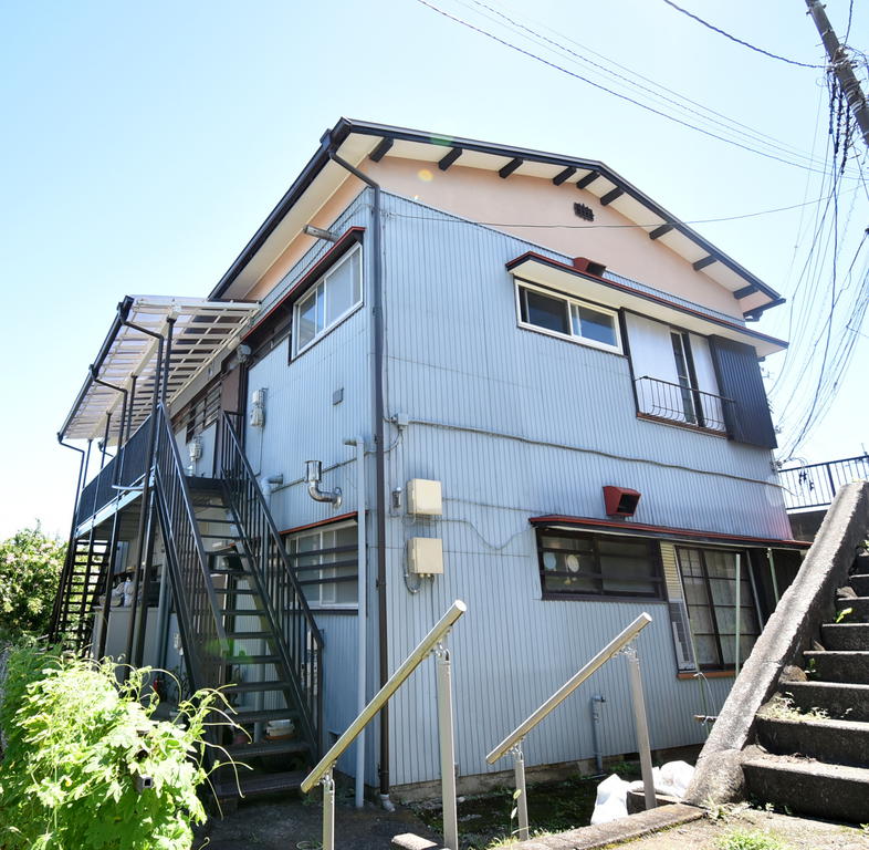 建物外観　2階建、緑に囲まれています♪