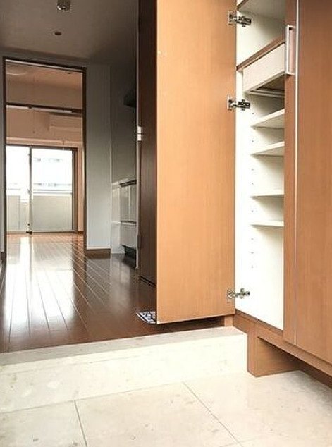 玄関　※別部屋の参考写真です。