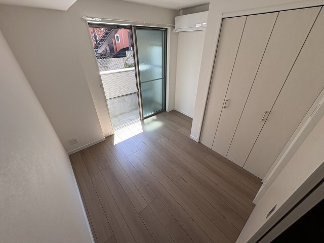 その他部屋・スペース　落ち着いた色調の寝室です