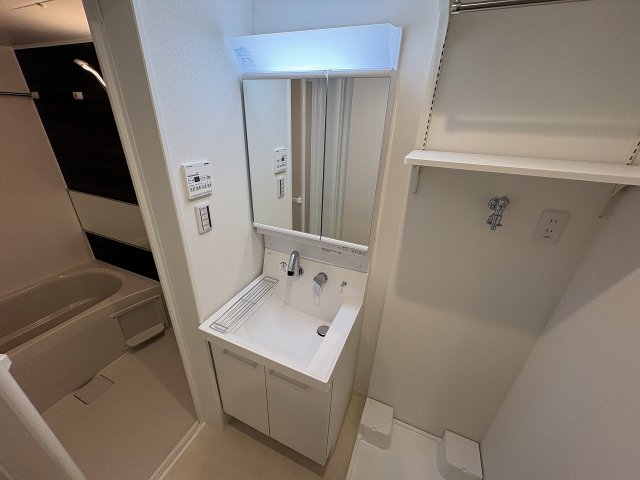 洗面設備　ゆったりとスペースのある洗面所