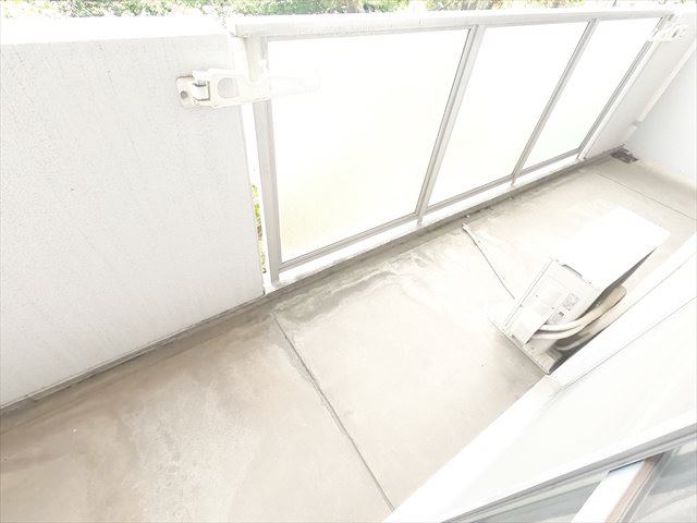 バルコニー　洗濯物がよく乾く南向きで日当りの良いバルコニー