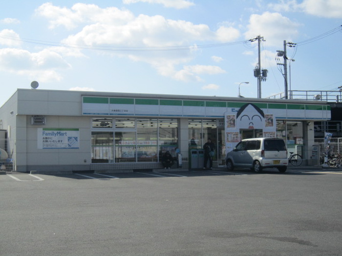 コンビニ　ファミリーマート（コンビニ）まで400m