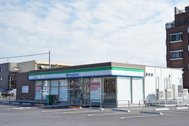 コンビニ　ファミリーマート（コンビニ）まで700m