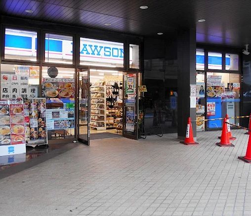 コンビニ　ローソン港赤坂九丁目店（コンビニ）まで69m