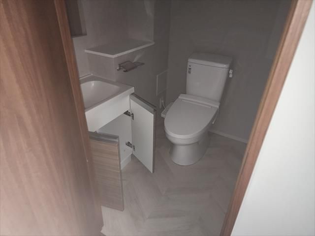 トイレ　落ち着いた色調のトイレです