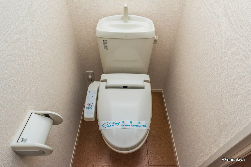 トイレ　トイレ　ウォシュレット付き。