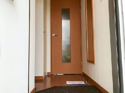 レオパレスαの玄関写真