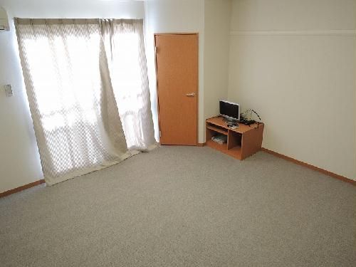 レオパレスαの居間写真