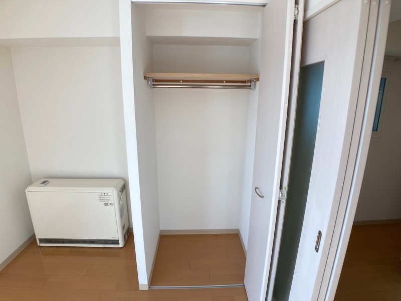 収納　クローゼットは奥行きもあり、荷物が多い方でも安心です。