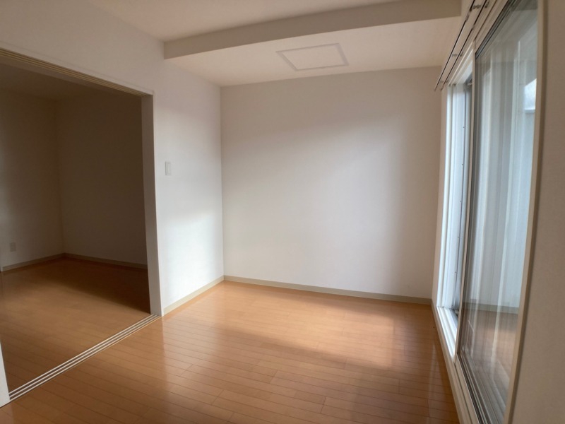 その他部屋・スペース　５．５帖の洋室です。広々として、きれいですね。