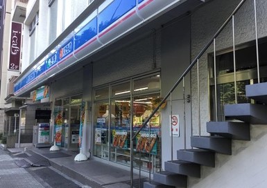 コンビニ　ローソン新宿坂町店（コンビニ）まで57m
