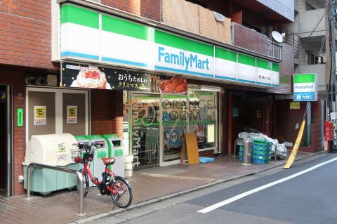 コンビニ　ファミリーマート 目黒青葉台三丁目店（コンビニ）まで562m