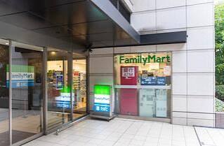 コンビニ　ファミリーマートグローバルフロントタワー店（コンビニ）まで285m