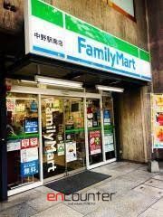コンビニ　ファミリーマート明大マート中野店（コンビニ）まで270m